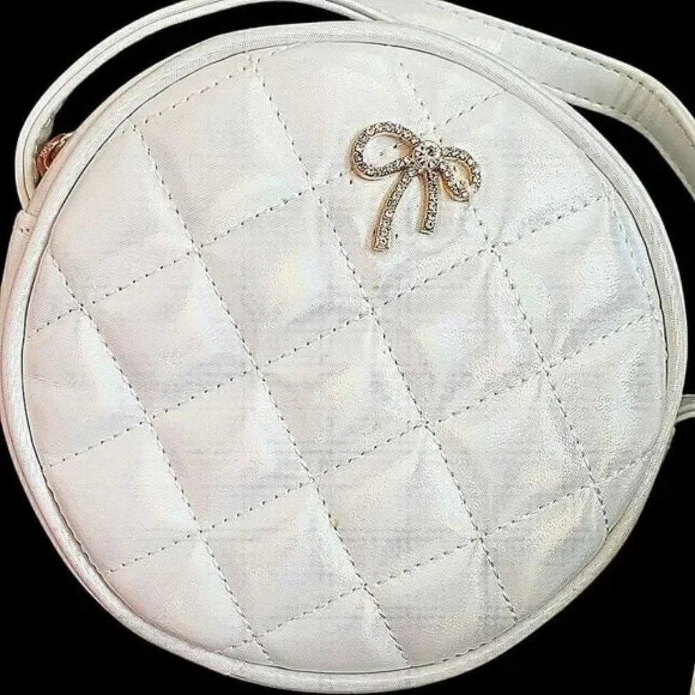 (1419) Small, pearlized, quilted crossbody